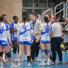 Salva Puig abronca a sus jugadoras en un tiempo muerto.