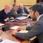 El concejal de Hacienda, Personal y Modernización Administrativa del Ayuntamiento de Valladolid, Francisco Blanco (en primer término), durante una comisión municipal con concejales del Grupo Municipal Socialista al fondo.