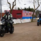 Los primeros moteros llegan a la carpa de Motauros.