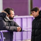 Aitor Unzué (derecha) charla con Víctor Orta durante el entrenamiento del lunes.