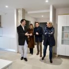 La vicepresidenta de la Junta de Castilla y León, Isabel García Blanco, visita el proyecto ‘Viviendas en Red’. Acompañada por el presidente de la Diputación de Valladolid, Conrado Íscar.