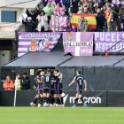 Jugadores blanquivioleta se abrazan tras un gol ante sus aficionados.