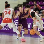 Haney intenta penetrar entre dos jugadores del Logrobasket.