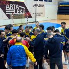 Pisonero, con sus jugadores en el amistoso de Artaleku.