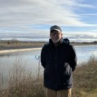 Rufino García posa junto a una de las cuatro balsas de agua.