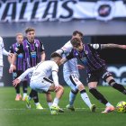 Tres de los seis vallisoletamos en Ceuta: Garri, maneja el balón, con Chuki cerca y Hugo San al fondo.