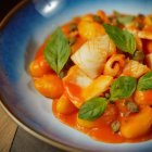 ÑOQUIS CON CALAMAR EN SALSA ROJA