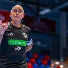 Juan Carlos Pastor corrige a sus jugadores en un entrenamiento con el Hannover.