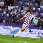 Trilli se dispone a chutar en el primer partido de Liga, frente al Ceuta.