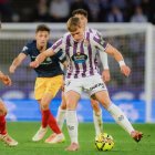 Arnu controla el balón en el encuentro contra el Andorra.