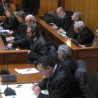 La abogada de la Junta, cuarta en el primero de los dos bancos, durante el juicio de la trama eólica.