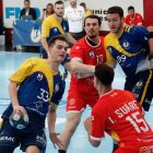 Pablo Herrero busca hueco para el tiro en el partido ante el Huesca.