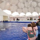 Unos niños aprenden a pescar en la Cúpula del Milenio.