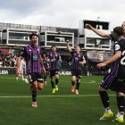 Meseguer (8) se dirige hacia Chuki, lanzador del córner en Ceuta que remató a gol el centrocampista.