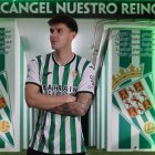 Trilli posa con su nuevo uniforme blanquiverde.