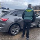 Guardia Civil junto a un vehículo.