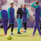 Tevenet da indicaciones a sus jugadores durante el entrenamiento del viernes.