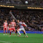 Latasa espera el balón en el partido frente al Granada.