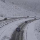 La carretera CL-631 entre Ponferada y Villablino (León), afectada por el temporal de nieve