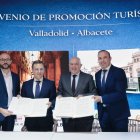 El vicepresidente de la Diputación de Albacete, Francisco Varela; junto a al alcalde de Albacete, Manuel Ramón Serrano, Jesús Julio Carnero y Víctor Alonso Monge