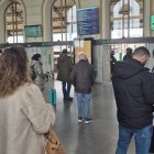 Pasajeros esperando en la estación de Valladolid