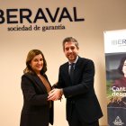 La presidenta de Cantabria, María José Sáez, y el presidente de Iberaval, César Pontvianne durante la inaguración de la nueva sede de Iberaval