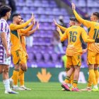 El infrautilizado Maroto observa cómo los jugadores del Albacete festejan el gol que les dio la victoria.