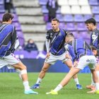 Jugadores blanquivioleta calientan antes del último partido.