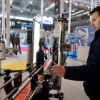 Un visitante observa uno de los artículos expuestos en las ferias Agrovid y SIEB.