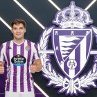 Lucas Sanseviero, con su nuevo uniforme ante el escudo del club.