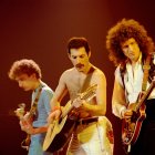 Deacon, Mercury y May en un fotograma de la película