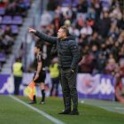 Tevenet hace una indicación durante el partido frente al Albacete.