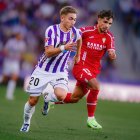 Chuki y Kevin Medina pugnan por un balón en el Real Valladolid-Córdoba de la primera vuelta (0-0).