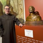 Miguel Ángel González posa junto a un busto de san Juan de la Cruz.
