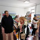 El presidente de la Diputación, junto con el alcalde de Torrecilla visitando la tienda