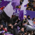 Aficionados blanquivioleta ante el Córdoba