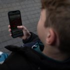 Un adolescente que utiliza una plataforma digital