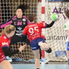 Lucía Laguna lanza ante la portera del Caja Rural Marisol Carratú.