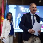El rector Antonio Largo, en primer término, junto a la vicerrectora de estudiantes, en una imagen de archivo.