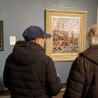 Dos hombres contemplan 'Alférez de los Tercios Españoles' junto al óleo dedicado a Alejandro Farnesio.