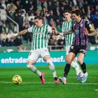 Jukic intenta presionar al cordobesista Carracedo, en posesión del balón.