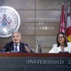 El rector Antonio Largo junto a la vicerrectora de Estudiantes y empleabilidad Cristina de la Rosa.