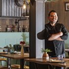 El cocinero Jano Mory posa en la sala del restaurante Sabores Peruanos.