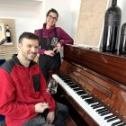 Michael Zacagnini y María Gamboa, en una sala de la bodega con sus vinos sobre el teclado del piano