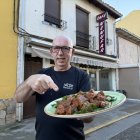 Javi, en la fachada del Bar Nenúfar en Laguna de Negrillos
