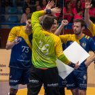 César Pérez, felicitado por sus compañeros tras ser declarado  'Talent of the match'