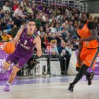 Pau Isern en una transición subiendo el balón.