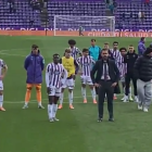 Solares, cabizbajo, dando la cara junto a la plantilla ante la afición.
