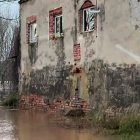 El Duero se asoma a las casas en Puente Duero en Valladolid.-PHOTOGENIC