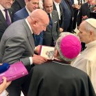 Carnero entrega un regalo al Papa ante la mirada de Íscar y Argüello en Roma.